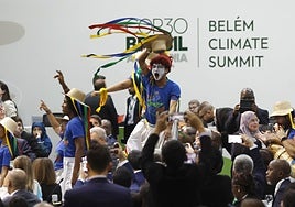 Personas se presentan durante la apertura de la COP 30 Brasil Amazonia, en Belém (Brasil).