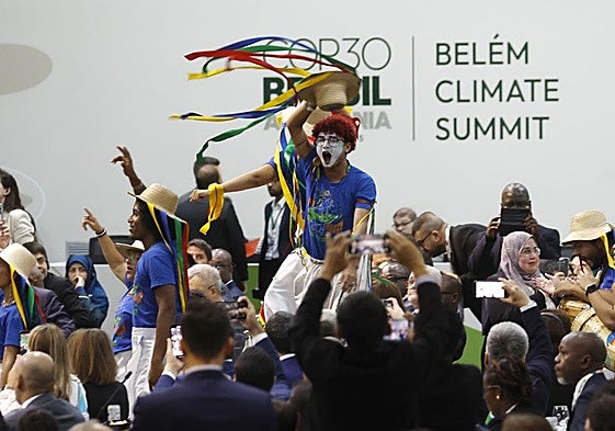 Personas se presentan durante la apertura de la COP 30 Brasil Amazonia, en Belém (Brasil).