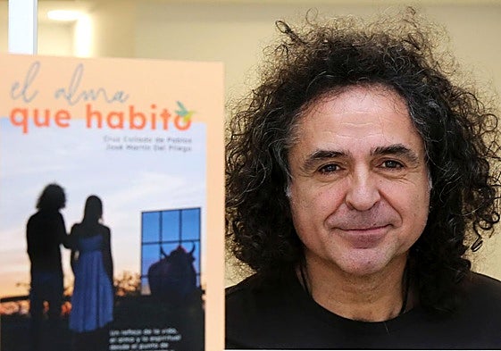 José Martín del Pliego, junto al libro escrito durante los últimos meses con Cruz Collado.