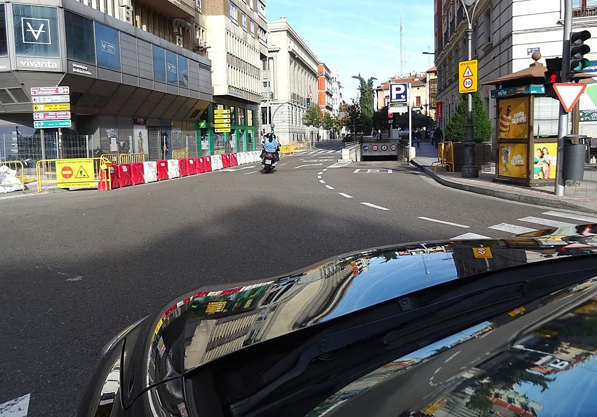 Carril cortado en la salida de la plaza de Madrid.