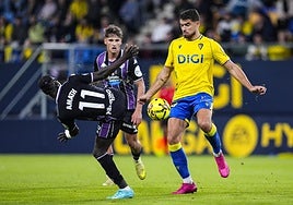 Amath pelea con el balón con Álvaro García Pascual durante el último Cádiz-Real Valladolid.