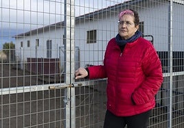 Ana Jesús Herrán, de Granja Juanito, en Palencia junto al recinto donde tiene confinadas sus gallinas.