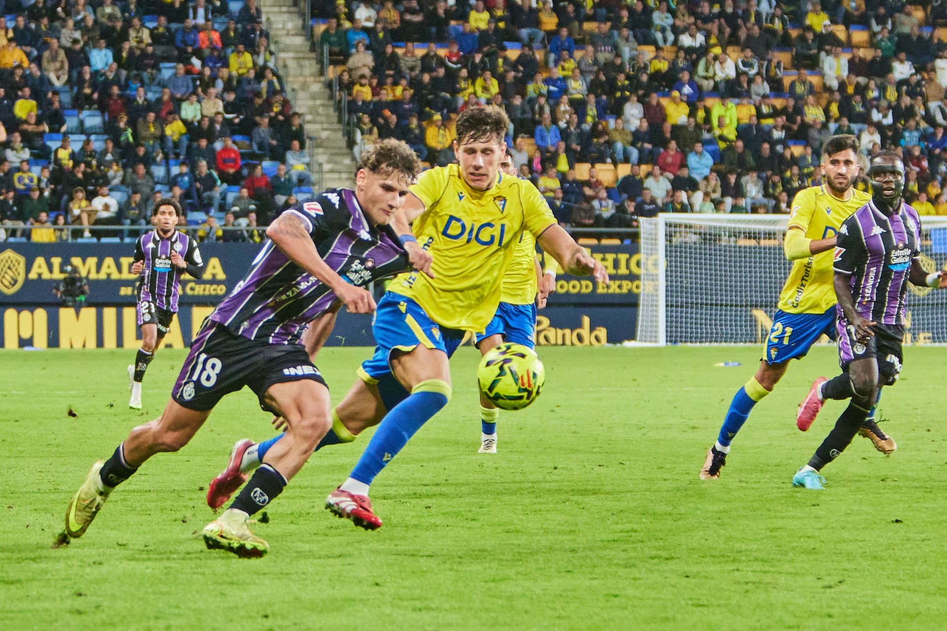 El partido entre el Cádiz y el Real Valladolid, en imágenes (1/2)