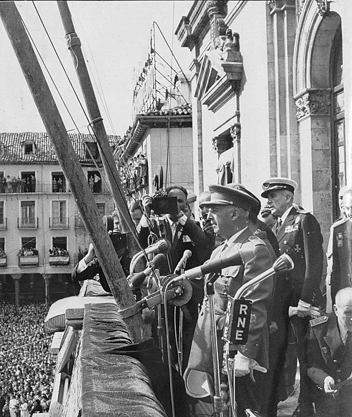 Imagen secundaria 2 - Arriba, aspecto de la Plaza Mayor ante la arenga de Franco el 20 de mayo de 1945. Abajo, el general visitando Fasa el 28 de octubre de 1959, y dirigiéndose a los vallisoletanos desde el balcón del Ayuntamiento el 18 de octubre de 1969.