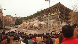 Voladura en 1999 del edificio de la subida a Parquesol por Doctor Villacián.