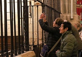 Turistas de visita en la Catedral de Palencia, este lunes.