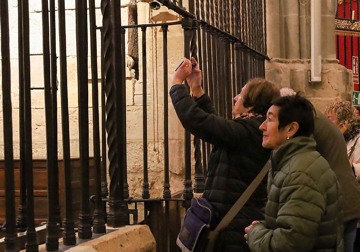 Turistas de visita en la Catedral de Palencia, este lunes.