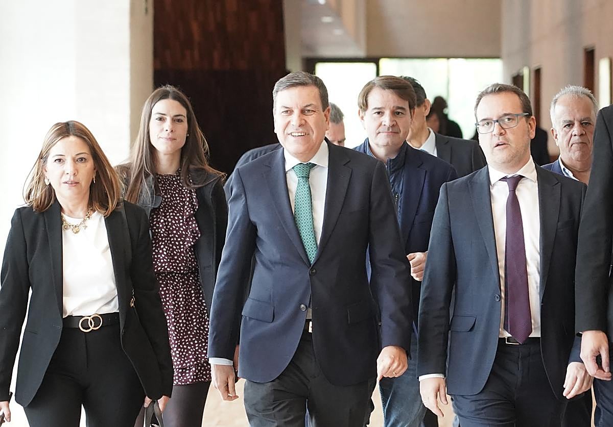 Fernández Carriedo (centro) y su equipo llegan a las Cortes.