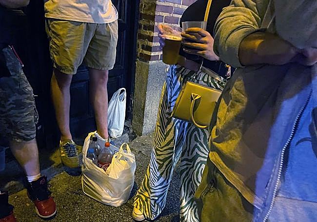 Jóvenes bebiendo en la calle.