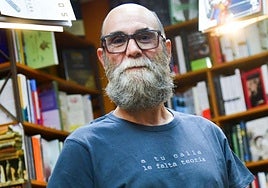 Javier García Rodríguez, en la librería El árbol de las letras de Valladolid en 2023 cuando presentó su poemario 'La cuarta pared'.