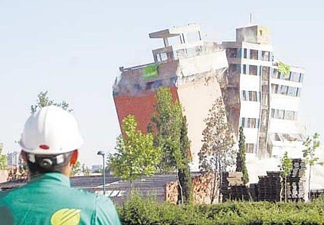 Un trabajador de Volconsa observa la demolición de la fábrica de Piensos Cia en 2003.