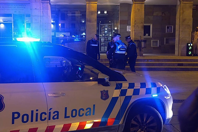 Momento de la detención del hombre en la plaza del Azoguejo.