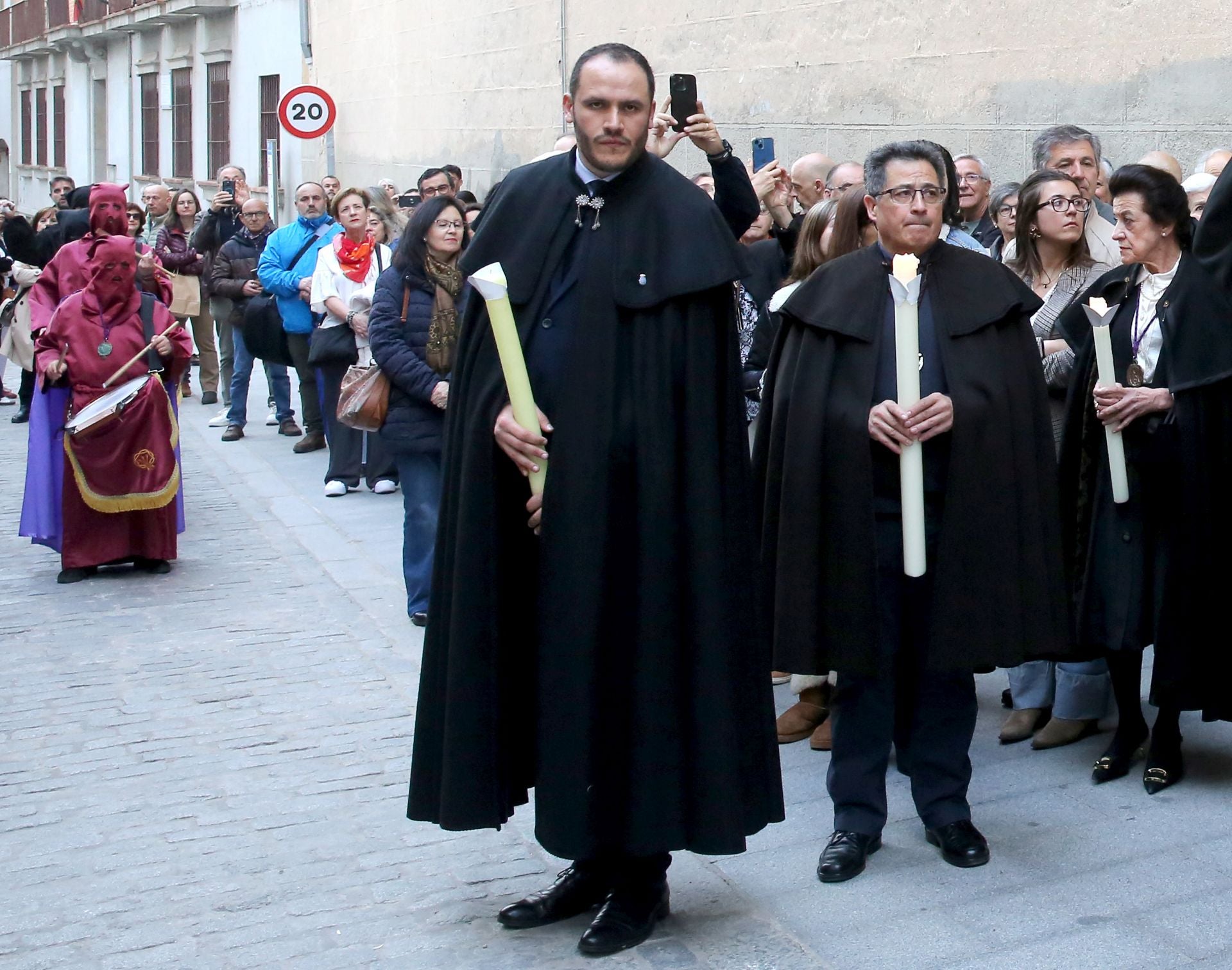 Víctor García Rubio, actual presidente de la junta de cofradías, durante una procesión.