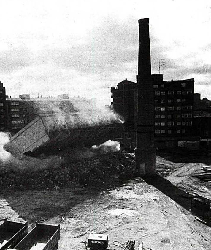 Imagen secundaria 2 - Arriba, edificio desaparecido de la antigua fábrica de cerveza Cruz Blanca. Abajo, dos momentos de las voladuras de 1991 y 1992, quedando únicamente en pie la chimenea de la cervecera vallisoletana.