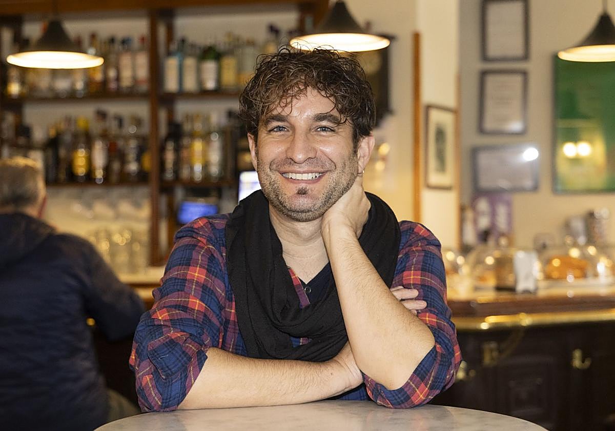 El actor y cantante de Cantajuego Rodrigo Puertas en la cafetería vallisoletana El Minuto.