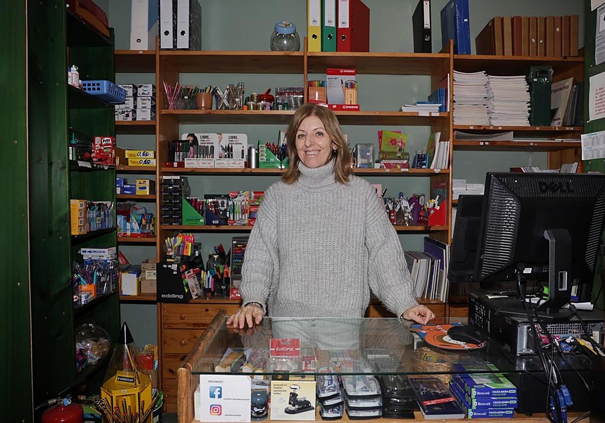 Ana Álvarez, propietaria de la librería ZipiZape, en su tienda.