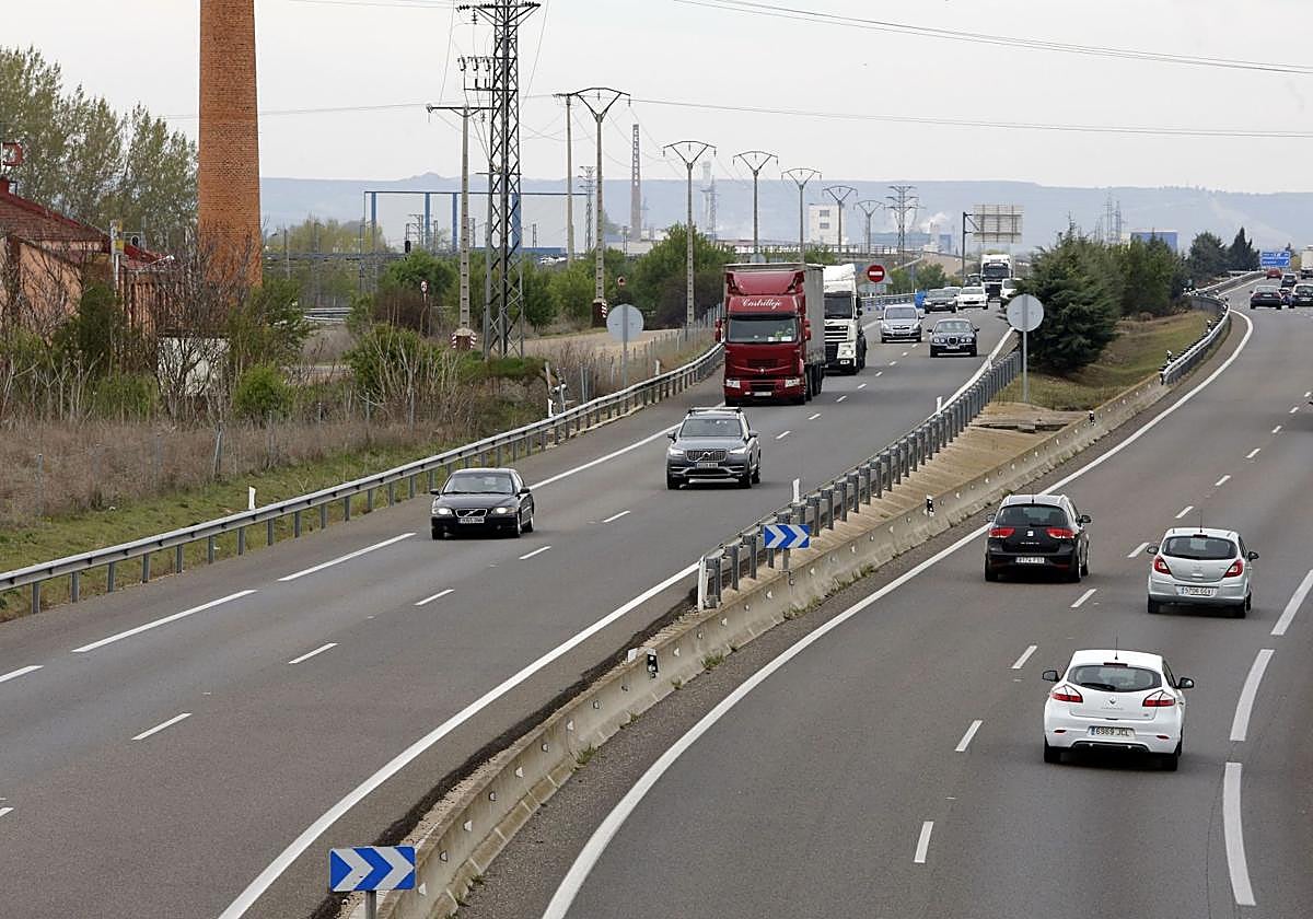 Autovía A-62, a su paso por la localidad de Dueñas.