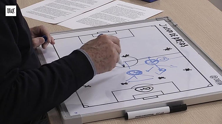 Javier Yepes analiza en su pizarra el empate del Real Valladolid ante el Cádiz