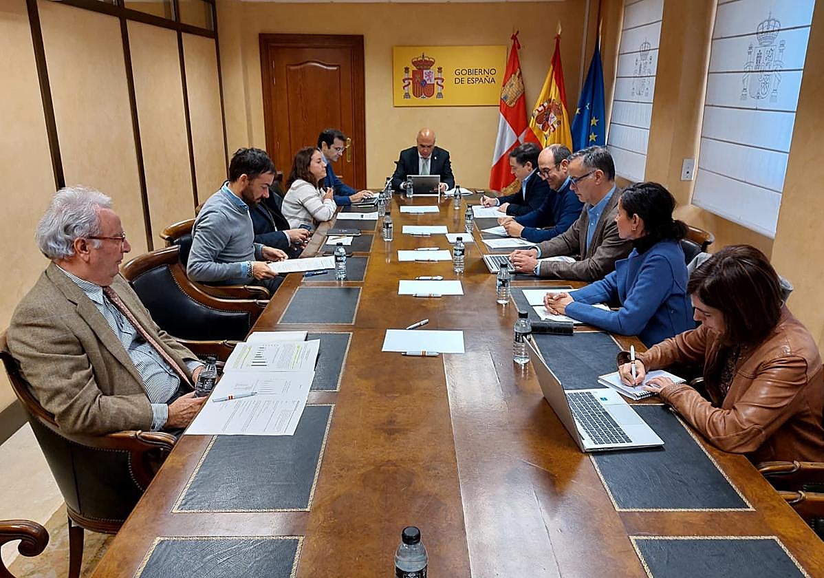 Comisión de asistencia al subdelegado del Gobierno en Valladolid, celebrada este martes.