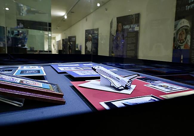 Varios de los objetos y documentos que forman parte de la muestra.