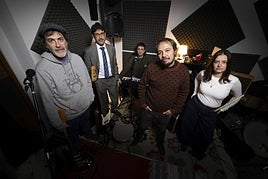 José Carreño, segundo por la derecha, junto a su banda.