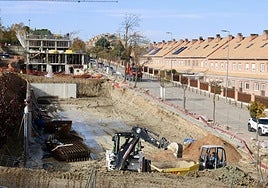 Obras de los bloques de 114 pisos para jóvenes en la calle Julio Senador Gómez, en la ladera norte de Parquesol.