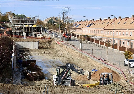 Obras de los bloques de 114 pisos para jóvenes en la calle Julio Senador Gómez, en la ladera norte de Parquesol.