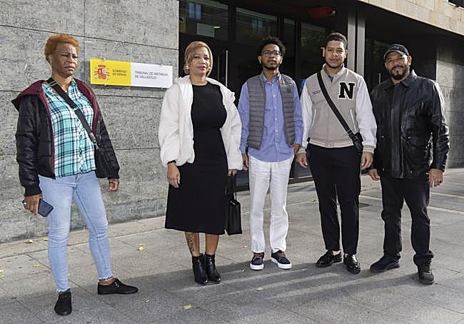 Javier Acevedo, en el centro, junto a su madre (segunda por la izquierza) y el resto de familiares a la puerta del juzgado.