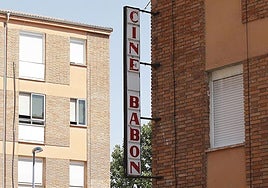 Letrero del antiguo cine Babón, en la Rondilla.