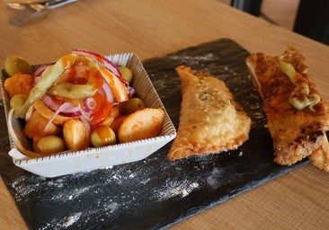 Oreja, empanadillas de carrilleras y unas patatas especiales en un clásico bar del Pinar de Antequera
