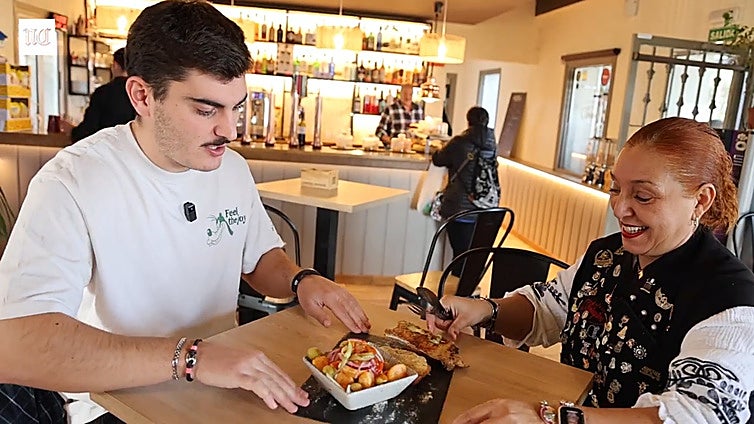 Oreja, empanadillas de carrilleras y unas patatas especiales en el Bar Antequera de Valladolid