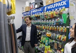 Mañueco visitó en Zamora ferreterías apoyadas por la Junta.