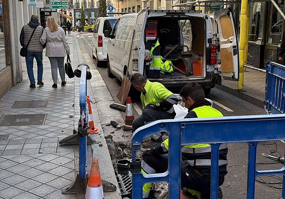 La calle Cánovas del Castillo, cortada al tráfico tras hundirse la rejilla de un sumidero este miércoles.