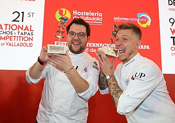 Alejandro San José, de Habanero Taquería, de Valladolid, celebra el premio junto a Andrea Vignali, del restaurante australiano Al Dente Vinoteca.