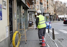Un operario trabaja en la instalación de fibra óptica en una vivienda de Segovia capital.
