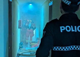 Los bomberos y la Policía Local trabajan en el piso siniestrado.