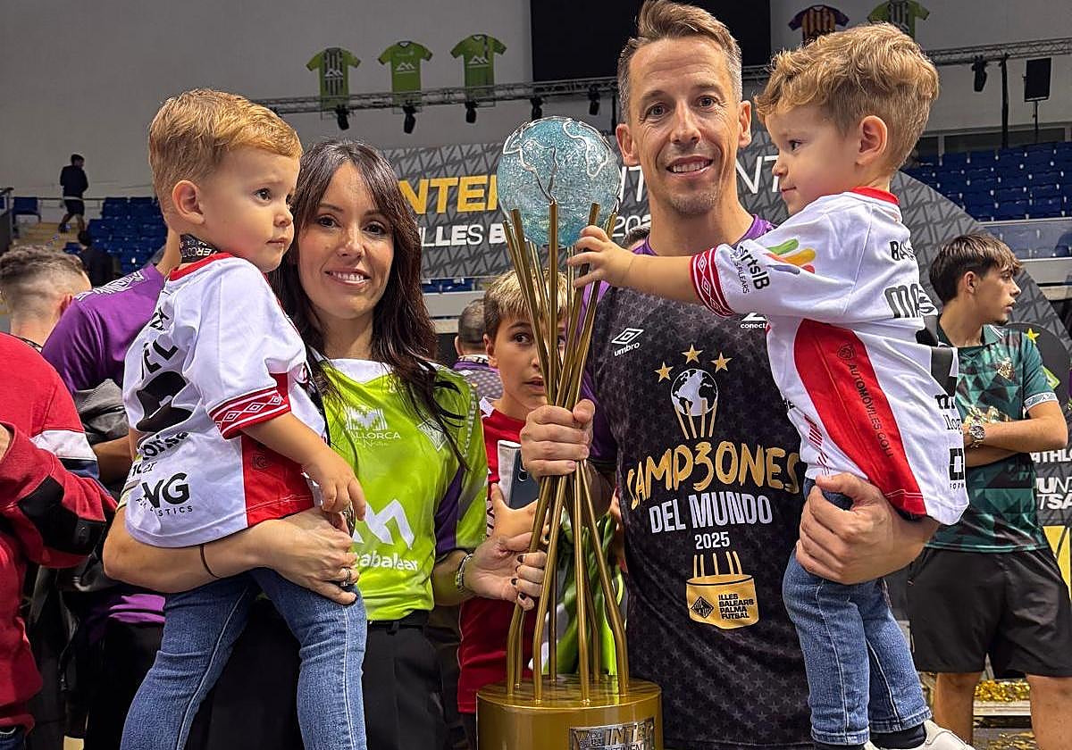 Ángel Velasco 'Lin', con su familia tras ganar con Palma Futsal la copa Intercontinental.