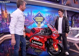 Marc Márquez con su moto en 'El Hormiguero'.
