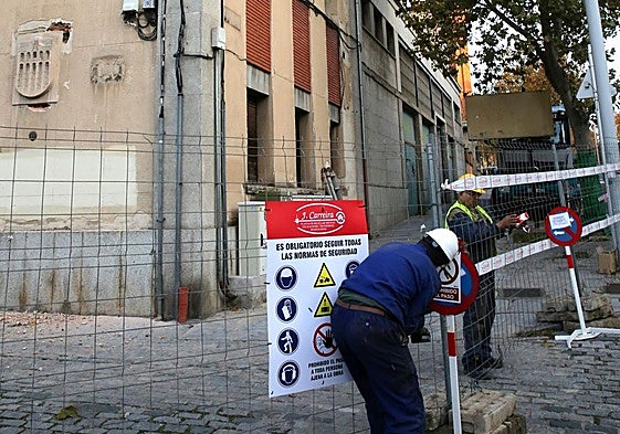 Obreros colocan señales y precintan el perímetro del edifico de los antiguos bomberos de Segovia, este miércoles.