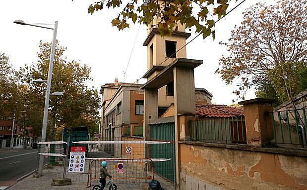 Vallas y precinto que impiden el paso por la parte delantera del edificio a demoler, en la avenida Padre Claret.