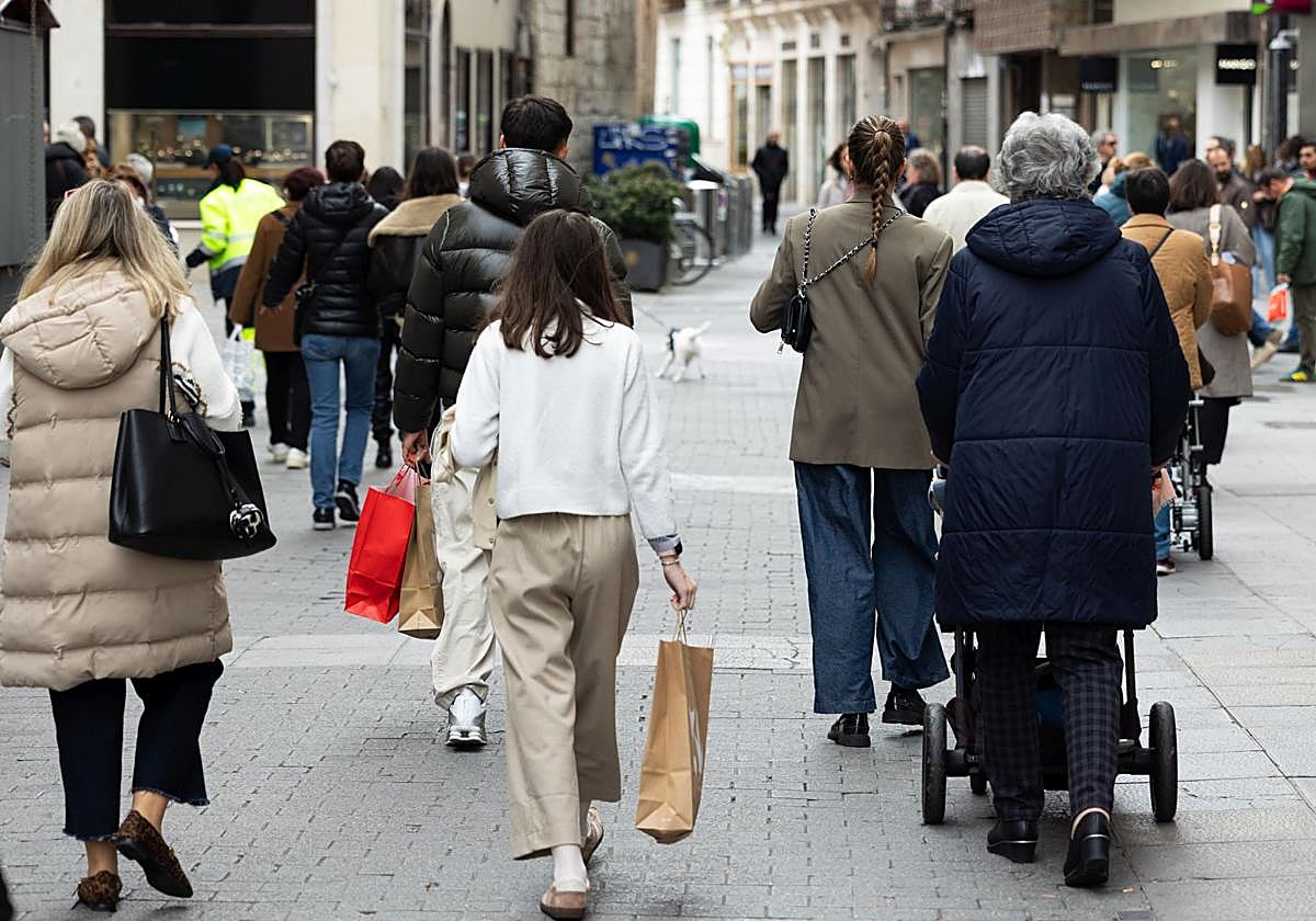 Personas caminando por la calle Santiago.