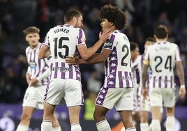Pablo Tomeo charla con Peter Federico durante el Real Valladolid-Granada de hace dos jornadas en Zorrilla
