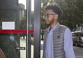 Javier Acevedo entra en los juzgados de la calle Angustias.