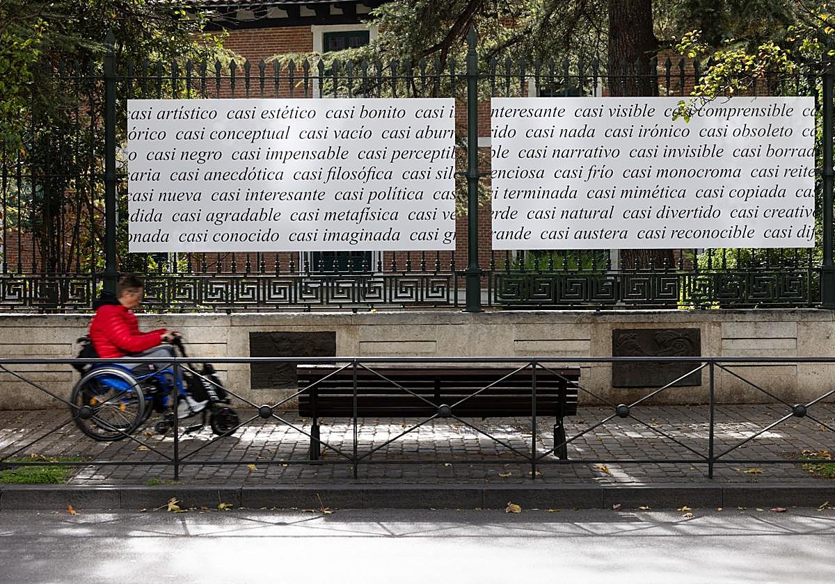 Una de las intervenciones de Aballí en la verja de la Casa de Cervantes.