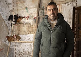 Ángel Macías con sus gallinas.