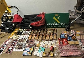 Alimentos que escondían los investigados en el carrito.