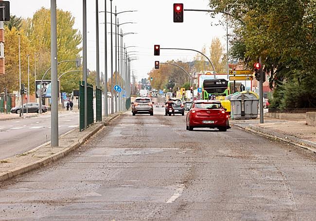 Los dos carriles fresados de la avenida de Gijón antes del cruce con la carretera de Fuensaldaña.