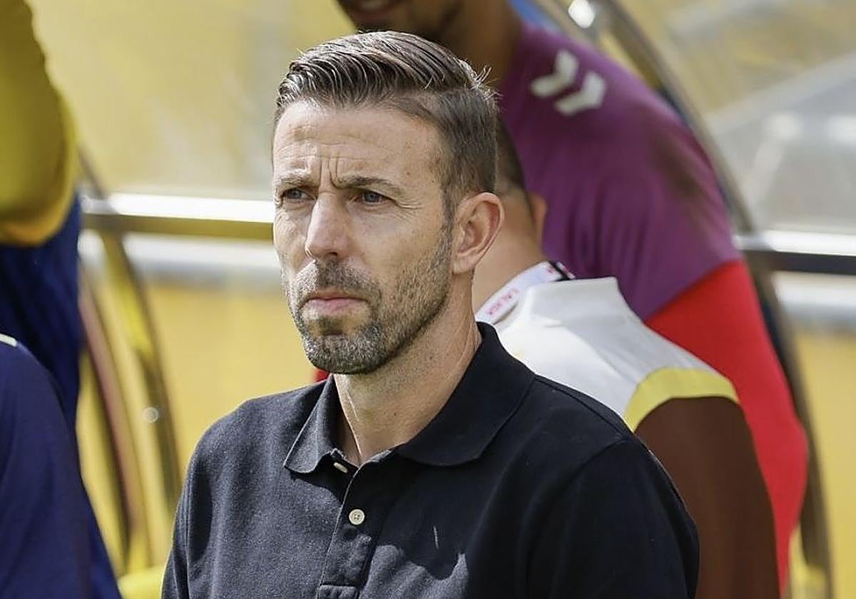 Luis García, técnico de la UD Las Palmas, antes del último partido contra el Racing de Santander