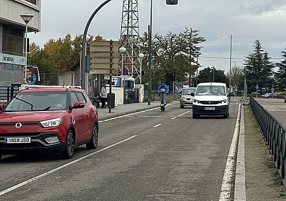 Varios vehículos circulan por el paso a nivel del polígono de Argales tras la reapertura.
