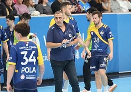 Pisonero, en un tiempo muerto en el derbi ante Villa de Aranda.